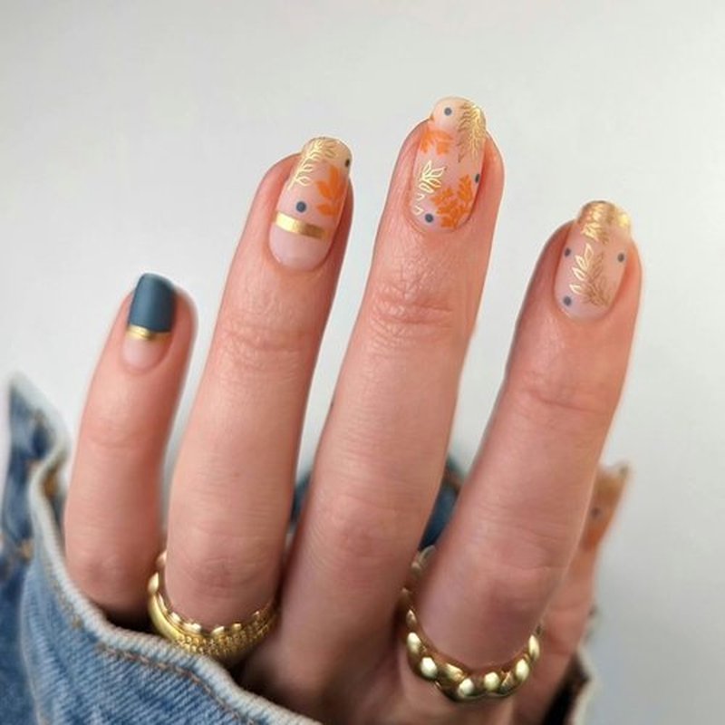 24Pcs Fall Press on Nails Short Square Maple Leaf Medium Coffin Fake Nails Nude Pink Full Cover False Nails with Leaf Designs Artificial Nails Acrylic Nails for Holiday Nails Decoration Manicure