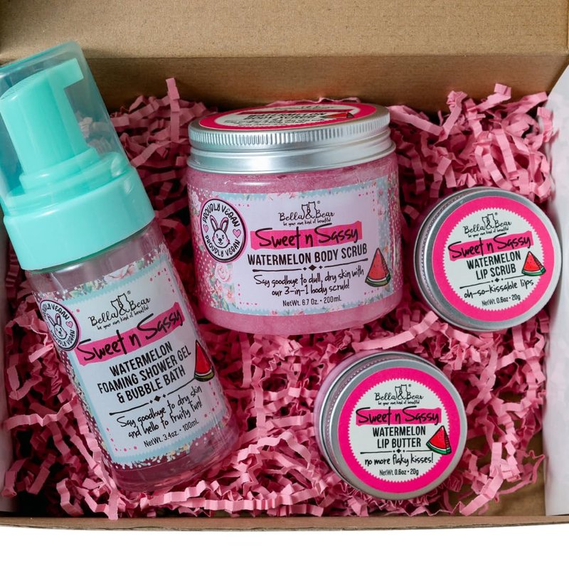 Bella & Bear Sweet 'n' Sassy Spa Gift Set for Women & Teen Girls – Bath & Body Gift Set with Shower Gel, Body Scrub, Lip Scrub & Lip Butter