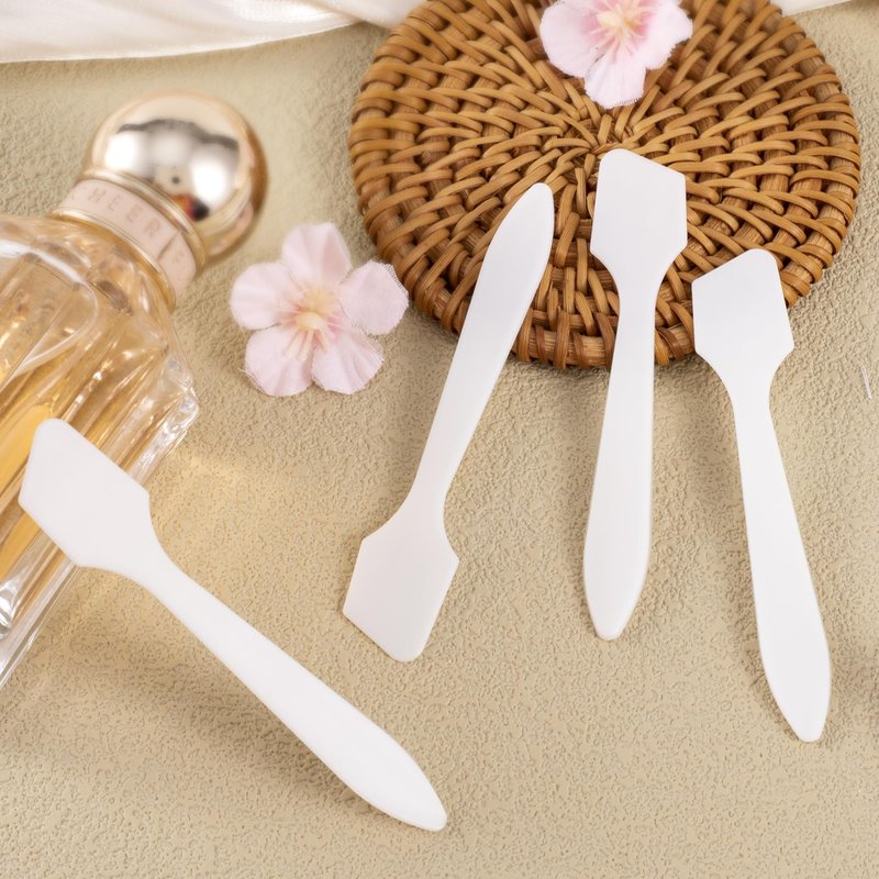 Pndeyo 100pcs Mini Plastic Makeup Spatula, Disposable Cosmetic Cream Spatulas Spoon, 3.2" Skincare Scoop Applicator Facial Massage Beauty Tools for Mixing and Sampling Face Eye Cream- White