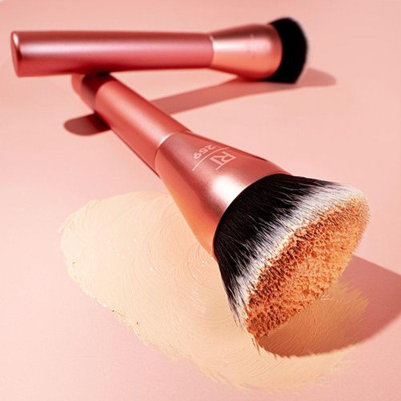 Real Techniques Glow Round Base Makeup Brush, For Liquid & Cream Makeup, Flat Top Foundation Brush For Blending & Building Up Coverage, Dense Bristles, Stocking Stuffer, Cruelty Free, 1 Count