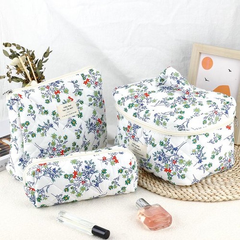 URSKYTOUS 3Pcs Cotton Quilted Makeup Bag for Women Girls Large Small Travel Floral Cosmetic Bags Set Cute Coquette Zipper Makeup Pouch for Purse Aesthetic Cloth Flower Storage Toiletry Bag Organizer