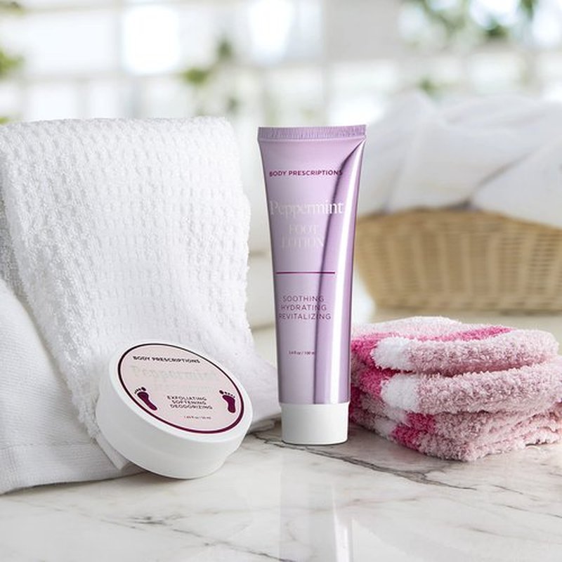 Live Green Bath and Body Present Set- Foot Spa Set with Fuzzy Socks, Lotion, and Scrub, Peppermint