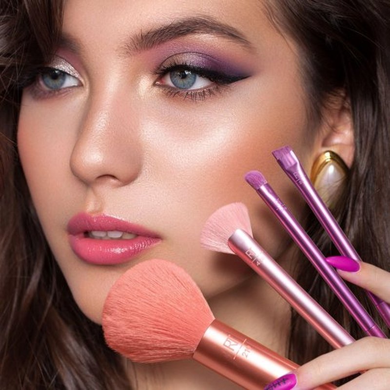 Real Techniques Insta Artist Brush Kit, Face, Cheek & Eye Brush Set, Makeup Brush Kit, For Foundation, Blush, Bronzer, Concealer, & Eyeshadow, Quality Makeup Tools, 9 Piece Gift Set