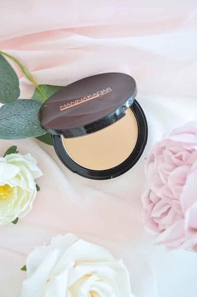 Manna Kadar Beauty Compact Dual Pressed Powder, C4 Ivory Shade for Every Skin Tone, Medium to Full Coverage Oil Absorbing Foundation and Setting Face Powder, Long-Lasting Flawless Matte Finish