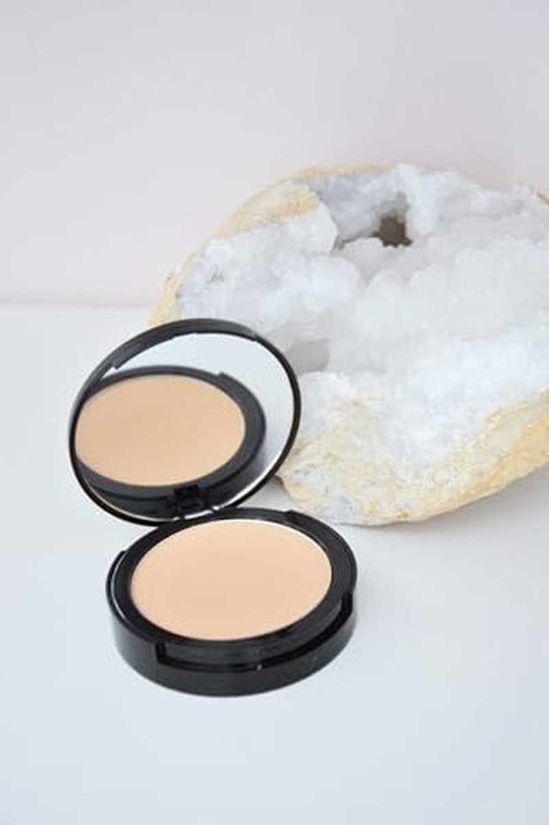 Manna Kadar Beauty Compact Dual Pressed Powder, C4 Ivory Shade for Every Skin Tone, Medium to Full Coverage Oil Absorbing Foundation and Setting Face Powder, Long-Lasting Flawless Matte Finish