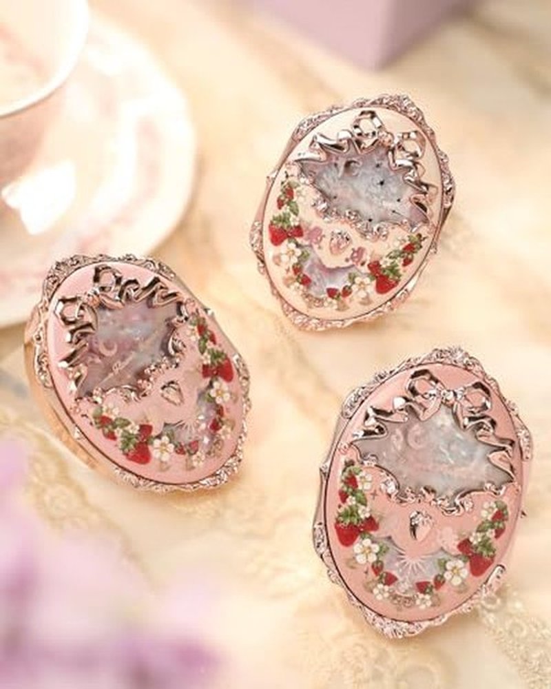 Strawberry Rococo Embossed Blush (01 Angel Chanson, 4.5g)