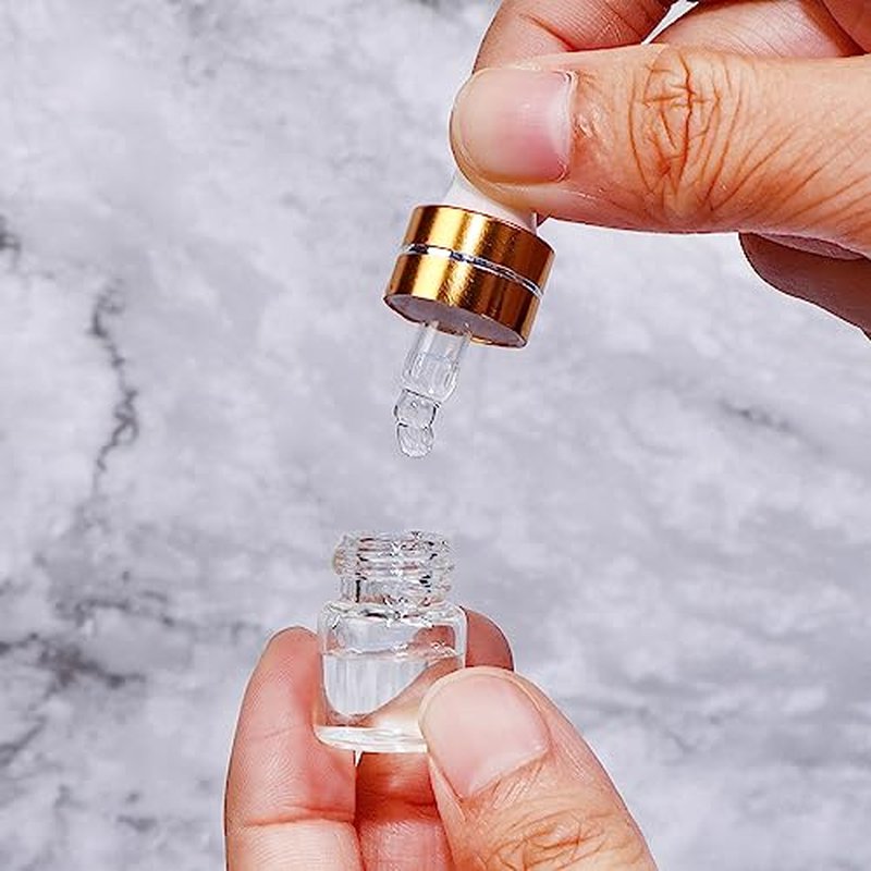 Comrzor 50 Pack 1ml Clear Glass Dropper Bottles with 2 Pcs Plastic Droppers, Mini Sample Dropper Bottles for Essential Oils Perfume Cosmetic Liquid, Empty Travel Sample Vials with Gold Cap