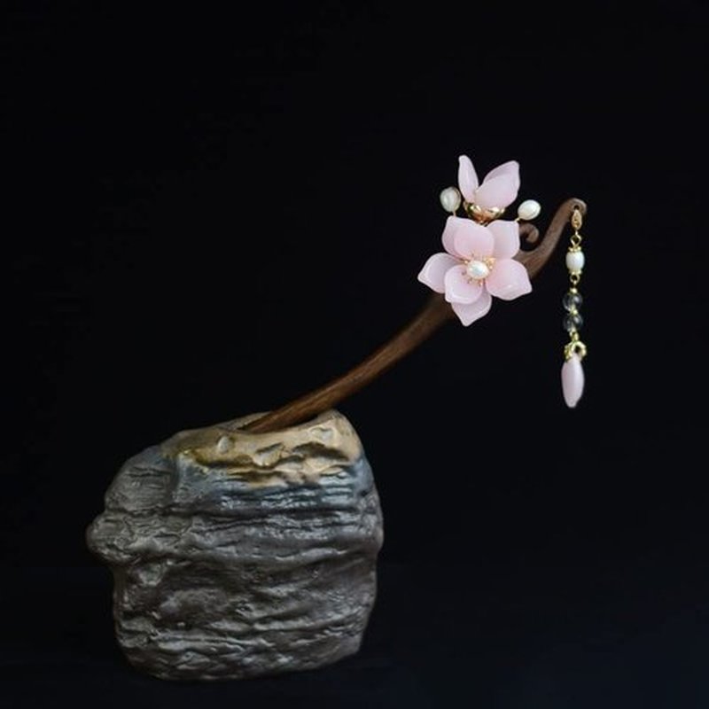 Yuri Hairpin Hair Clasp Sticks Picks Pearl Shell White Crystal Long tassels Hair Accessories For Long Hair Women Wedding Hanfu Cheongsam (pink)
