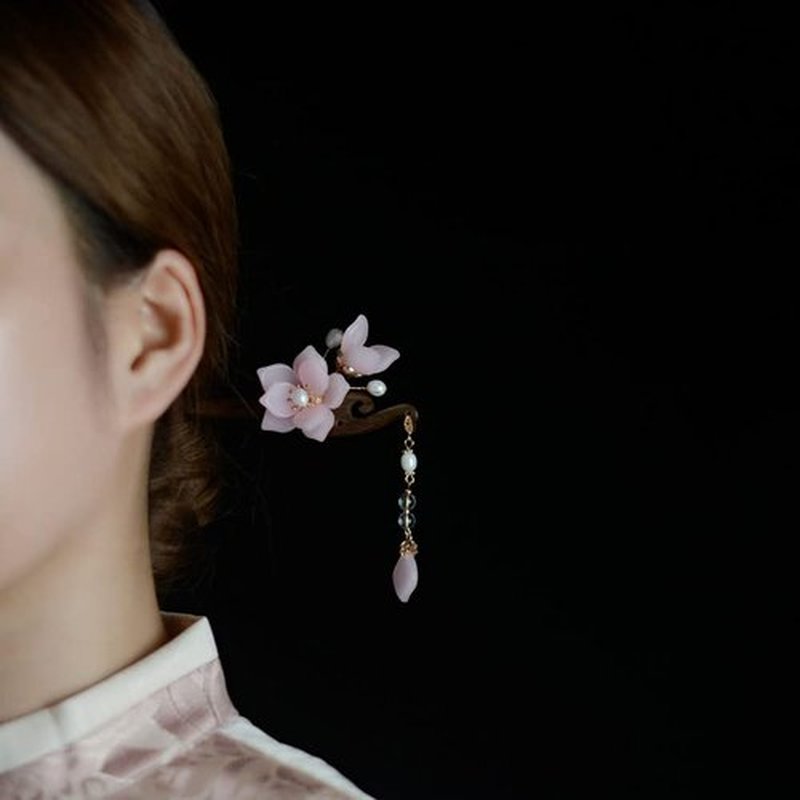 Yuri Hairpin Hair Clasp Sticks Picks Pearl Shell White Crystal Long tassels Hair Accessories For Long Hair Women Wedding Hanfu Cheongsam (pink)