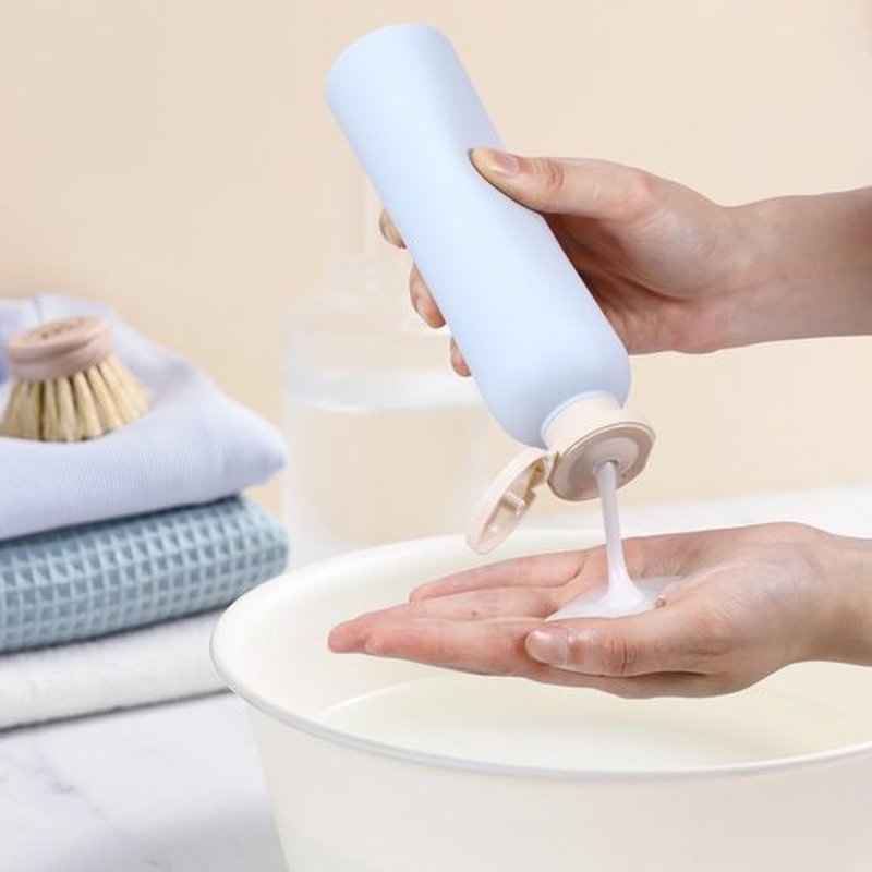 UMETASS Travel Shampoo Bottle, Empty Plastic Squeeze Bottles 8.8oz with Flip Cap, Lotion Container for Toiletries