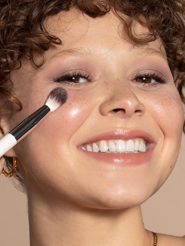 ILIA Blending Brush - Vegan Eyeshadow & Highlighter Brush with FSC Wood & Soft Bristles