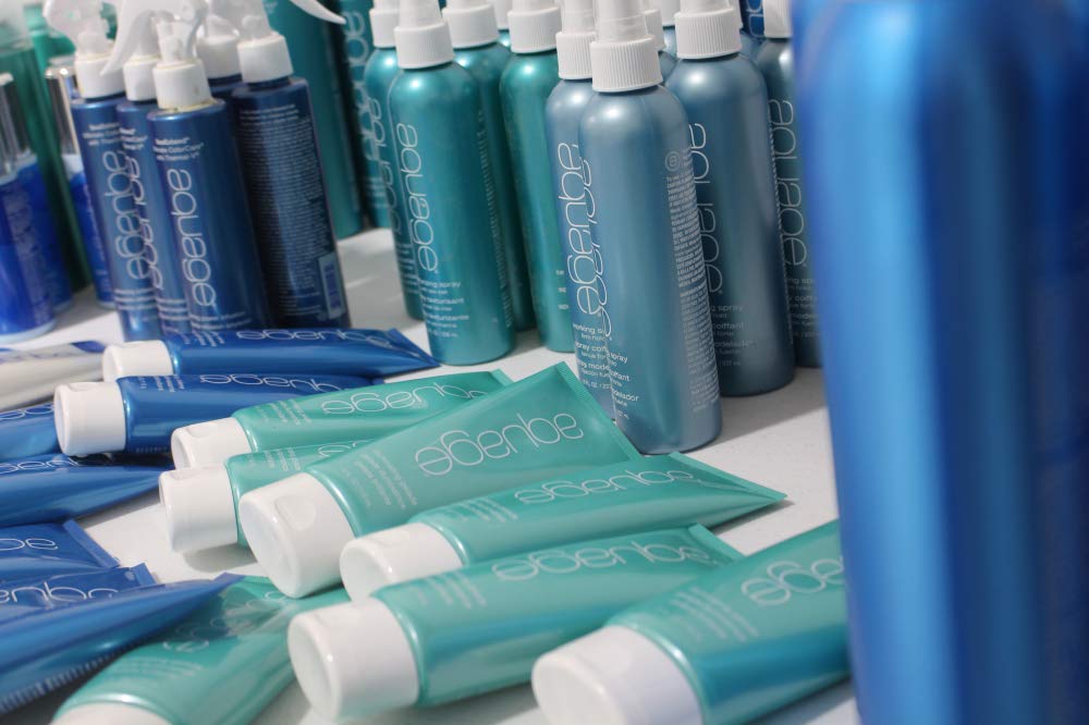 AQUAGE Freezing Spray, Strong Hold Hairspray, Provides Humidity Resistance and Maximum Shine, Provides Long Lasting Style Retention, 10 oz