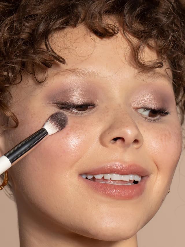 ILIA Blending Brush - Vegan Eyeshadow & Highlighter Brush with FSC Wood & Soft Bristles