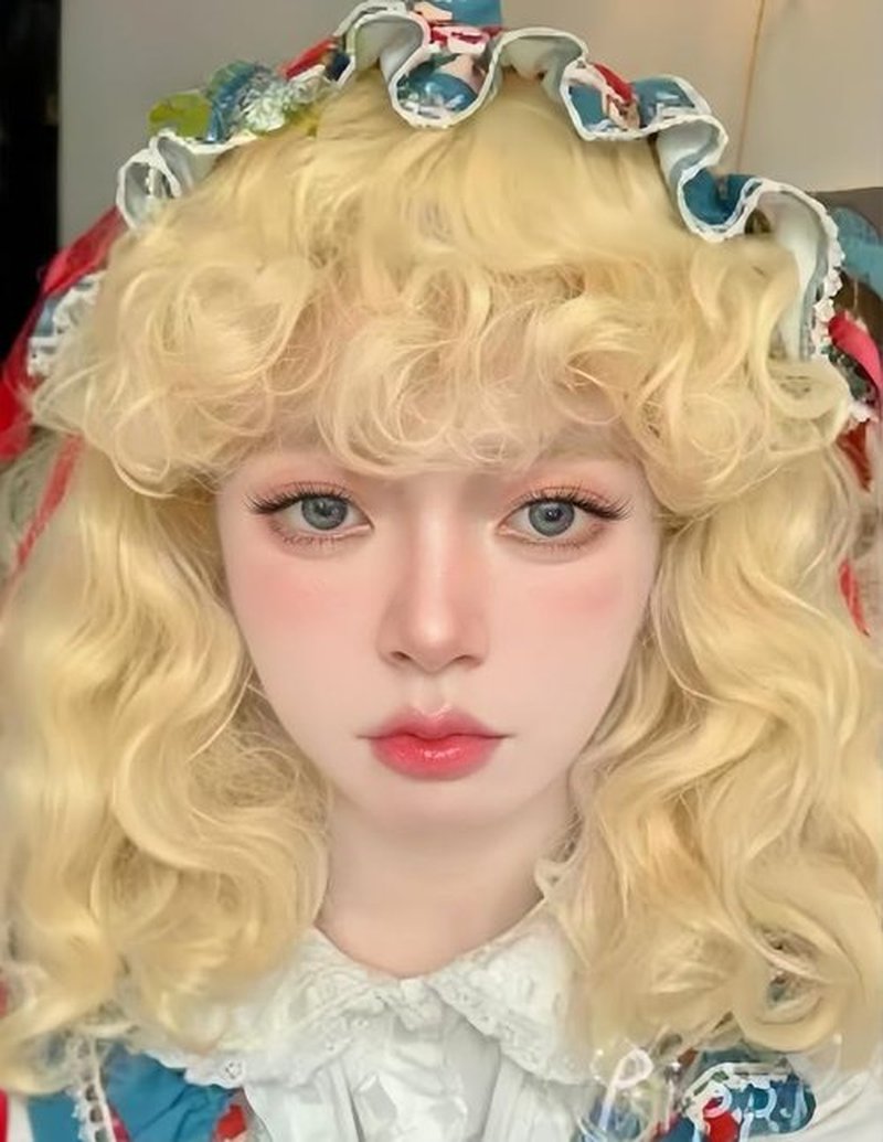 Dai Cloud Womens Blonde Short Curly Wig Shoulder Lenght Anime Wavy Hair Wig with Bangs Highlight Heat Resistant Cosplay Costume Halloween Wig