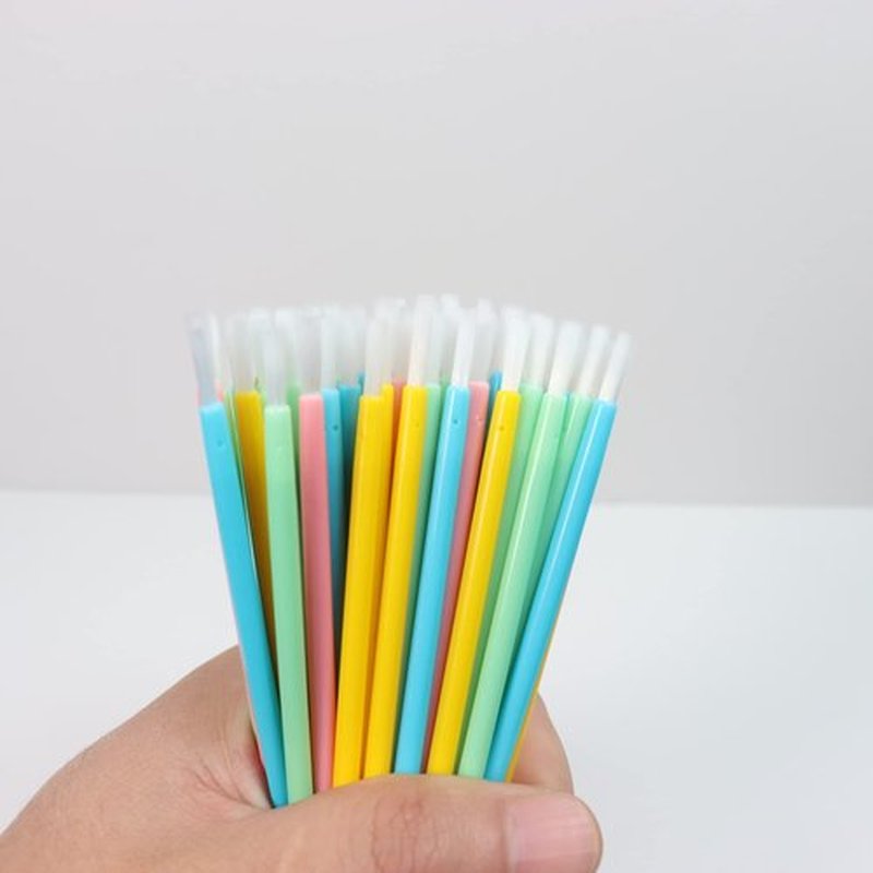 100 Pcs Disposable Makeup Lip Brushes Lipstick gloss brush pyo cookie paint brushes with Soft Brush Head Cosmetic Lip Brush Wands mini paint brushes for cookies (Mix Colors,Pink Green Blue Yellow)
