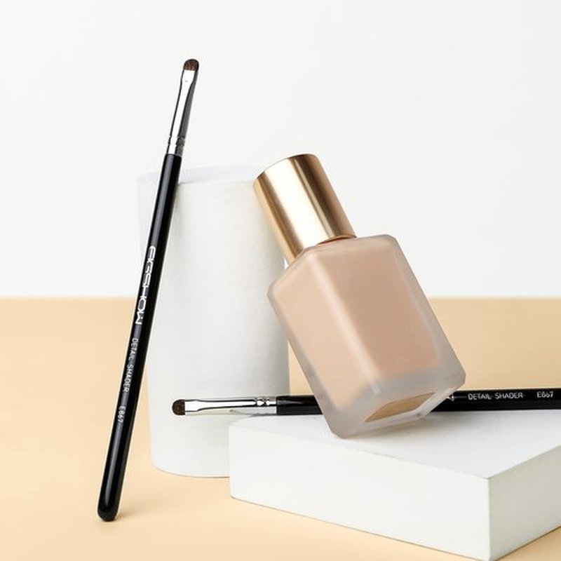 EIGSHOW Concealer Brush, Detail Shader Makeup Brush for Blending Eyeshadow, Concealing Small Blemishes and Imperfections - Precision Application