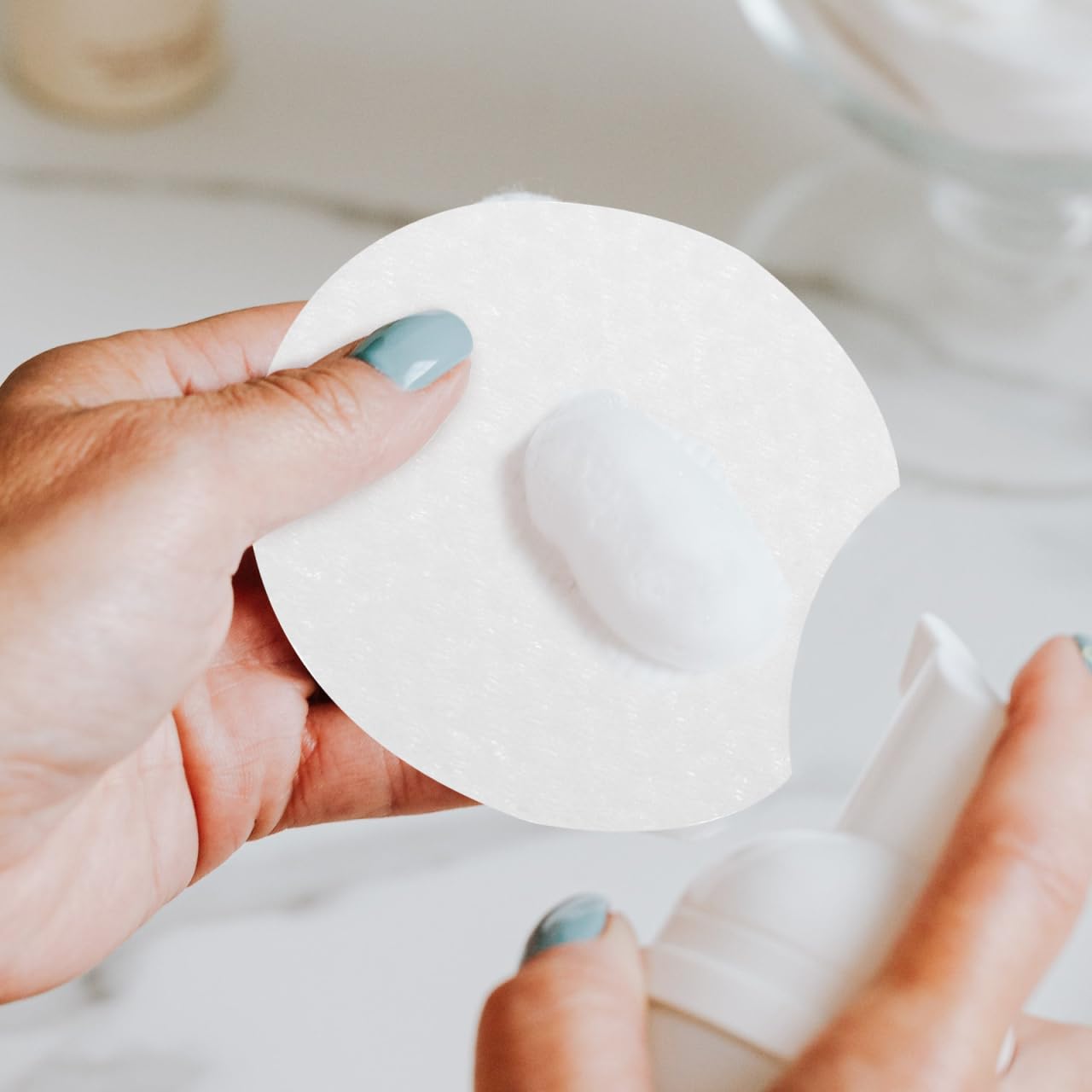 Cotton Rounds 600pcs Makeup Remover Pads Non-Woven Facial Cleansing Wipes Cosmetic Cleaning Pads Daily Face Wipes for Make Up Deep Skin Cleaning
