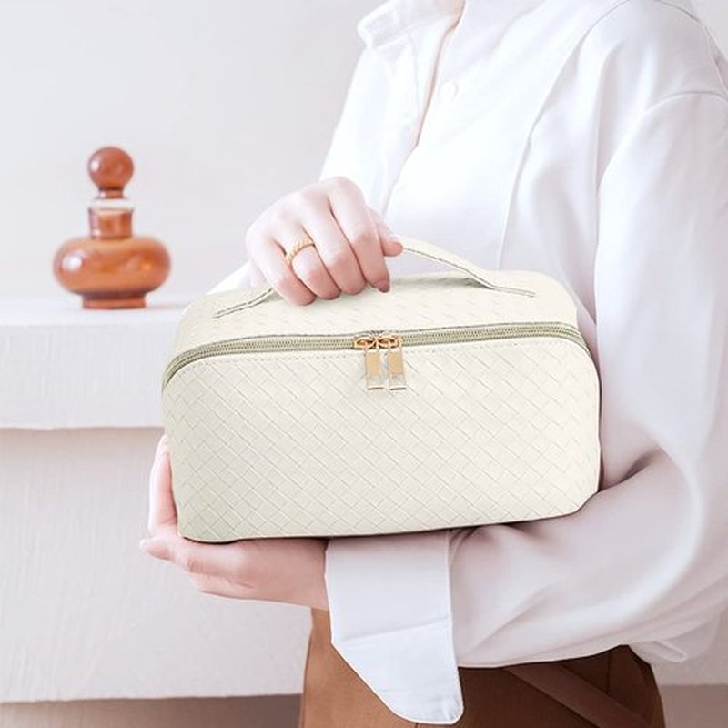 MINGRI Large Capacity Travel Cosmetic Bag for Women,Portable PU Leather Checkered Makeup Bag Water Resistant,Flat Open Multifunctional Storage Toiletry Bag with Divider and Handle (Woven-White)