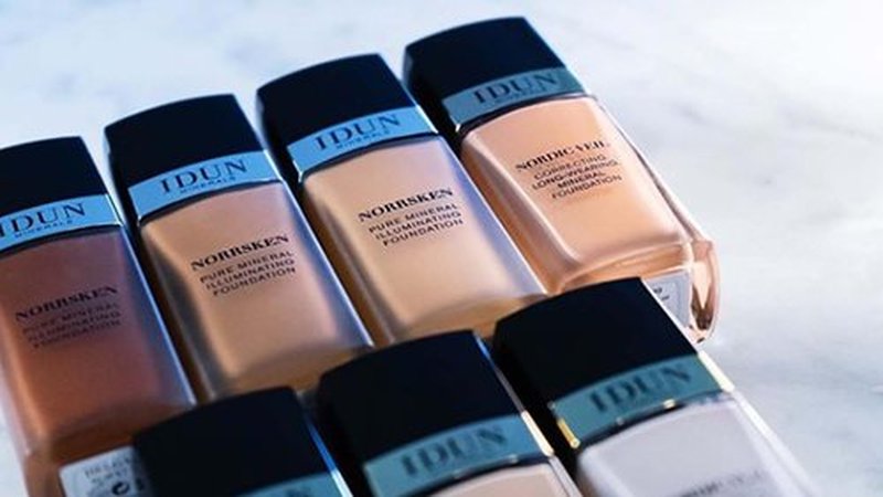 IDUN Minerals Liquid Norrsken Foundation - Light to Medium Coverage - Luminous Finish for Dry and Dull Surfaces - Water Resistant and Safe for Sensitive Skin - 226 Yrsa - Dark Brown Neutral - 1.01 oz