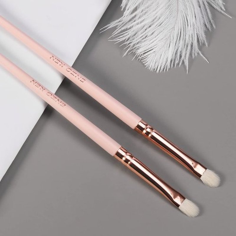 Natural Goat Hair Eye Shadow Brush by ENZO KEN, Eye Detail Brush, Small Smudge Eyeshadow Brush, Mini Eye Smudge Brush, Single Natural Hair Makeup Brush, Corner Eyeshadow Brush, Eye Brushes. Pink,E403S