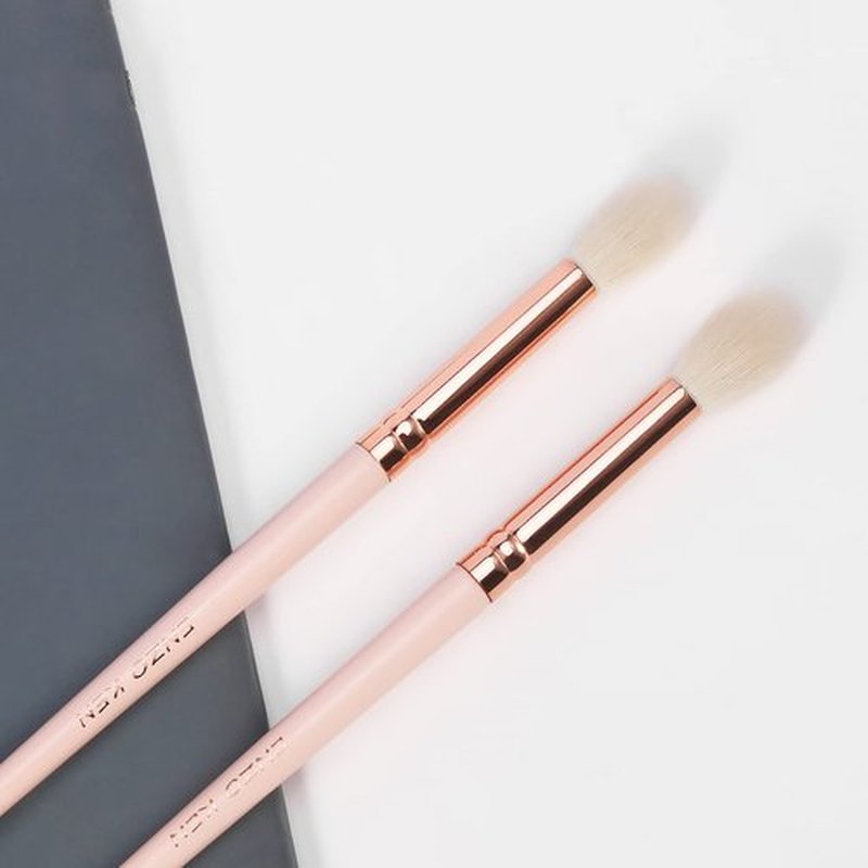 Natural Goat Hair Eyeshadow Brush, ENZO KEN Blending Eye Shadow Brush, Eye Shadow Blending Brush, Eye Blending Brush, Small Nose Contour Brush, Single Natural Hair Makeup Brush, Smudge Eye Brush.E204L