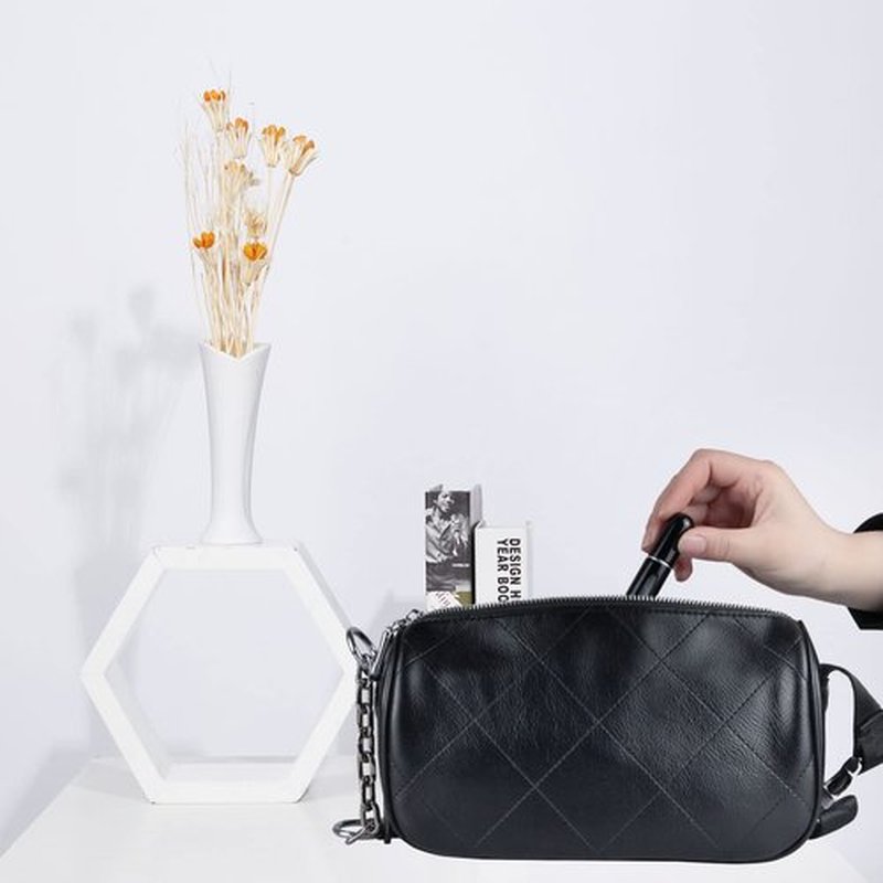 Fivexing 4Pcs Refillable Perfume Atomizer Bottles，Portable Mini Separate Perfume Bottle，Travel and Outings Spray Boxes Dispensers 5ml/0.2oz(Black)
