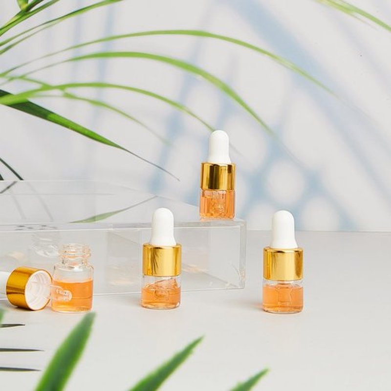 Didaey 100 Pcs Mini Glass Dropper Bottle Bulk, 1 ml Gold Clear Essential Oil Dropper Bottles Small Tincture Empty Bottles Sample Containers Perfume Liquid Vials with Cap for Traveling