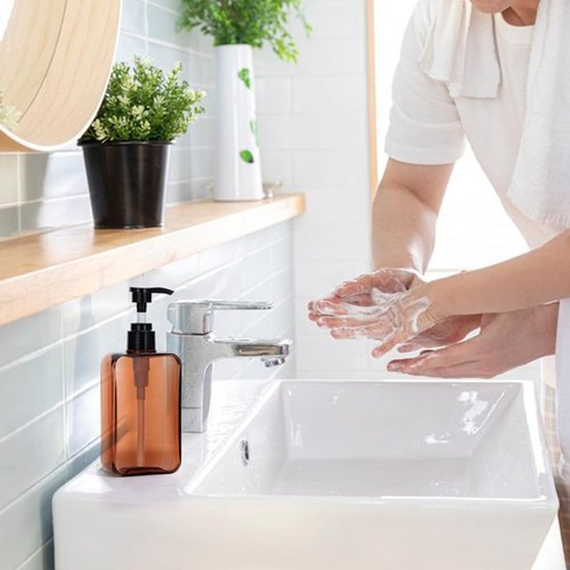 Yebeauty 2 Pack Pump Bottle Dispenser, 6.8oz 200ml Refillable Shampoo and Conditioner Bottles Empty Plastic Shower Hand Soap Dispenser Lotion Body Wash Container for Bathroom, Clear Amber