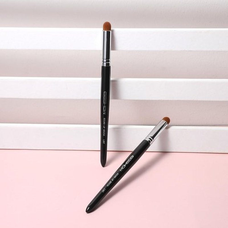 Lip Brush, EIGSHOW Lip Smudge Brush Round head for Gloss Lipstick, Multi-purpose Makeup Blending Applicator, Reusable - Black