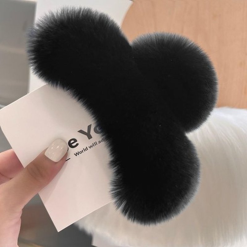 papasgix Hair Claw Clips for Women, Large Faux Fur Hair Claw Clip for Women, Large Hair Clips Winter Fluffy Plush Hair Claw Clips Hair Accessories (Black+White)
