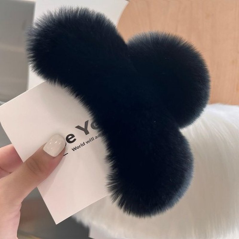 papasgix Hair Claw Clips for Women, Large Faux Fur Hair Claw Clip for Women, Large Hair Clips Winter Fluffy Plush Hair Claw Clips Hair Accessories (Black+White)