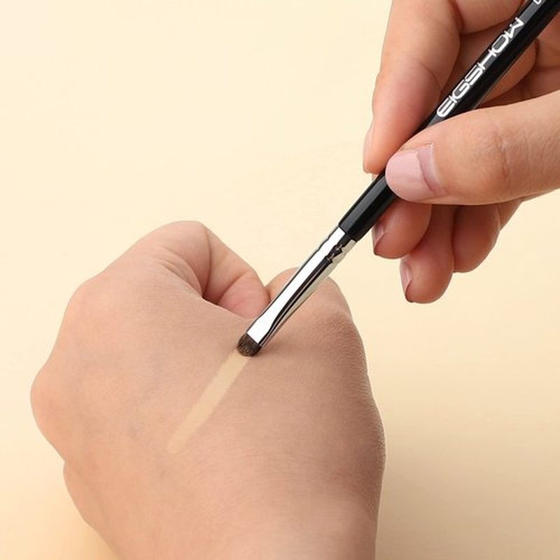 EIGSHOW Concealer Brush, Detail Shader Makeup Brush for Blending Eyeshadow, Concealing Small Blemishes and Imperfections - Precision Application