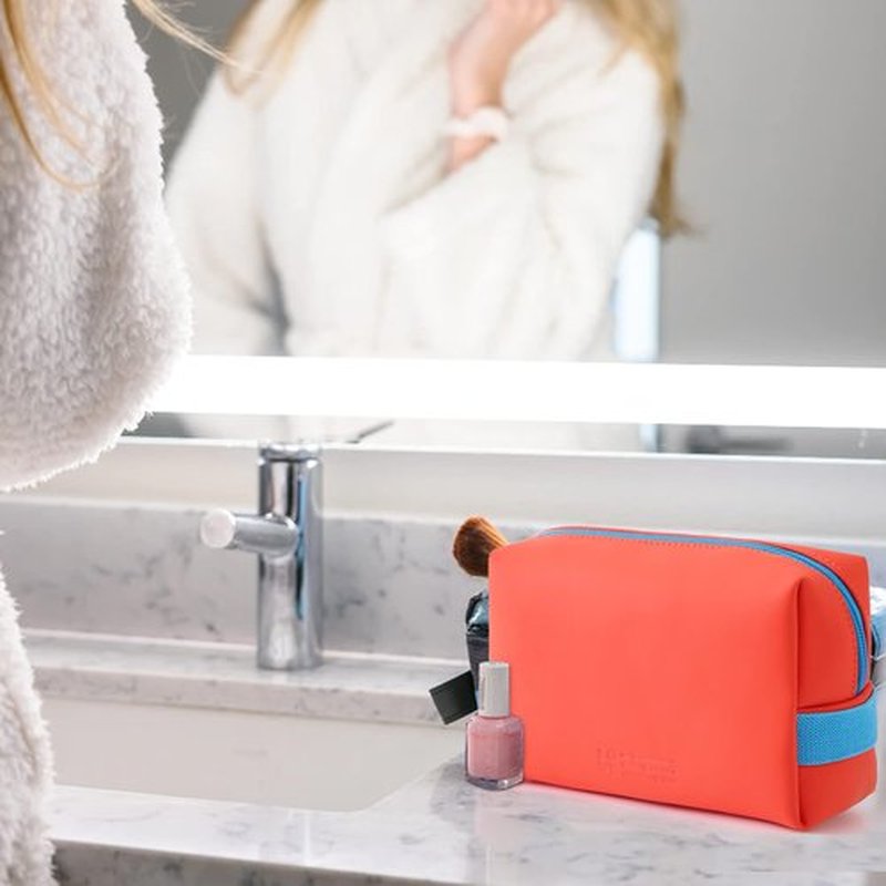 Small Makeup Bag Travel Cosmetic Bag for Women Zipper Pouch Makeup Organizer Bag PU Leather Waterproof Cute Toiletry Bags(red)