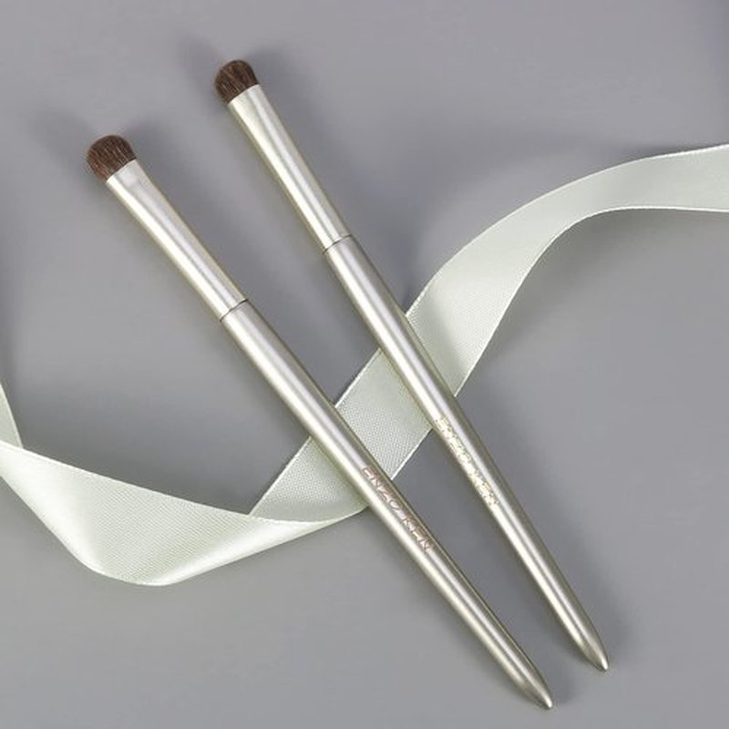 Natural Pony Hair Eye Shadow Brush by ENZO KEN, Medium Smudge Eyeshadow Brush, Shader Eye Shadow Brush, Eye Smudge Brush, Single Eyeshadow Brush, Eye Brushes, Eyeshadow Blending Brush. (Gold, E203M)