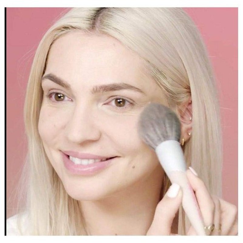 beautyblender BIG BOSS Makeup Powder Brush & Cooling Roller for Blush, Bronzer and Foundation. Vegan, Cruelty Free and Made in the USA