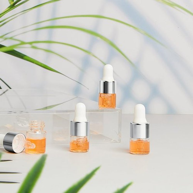 Didaey 100 Pcs Mini Glass Dropper Bottle Bulk, 1 ml Sliver Clear Essential Oil Dropper Bottles Small Tincture Empty Bottles Sample Containers Perfume Liquid Vials with Cap for Traveling