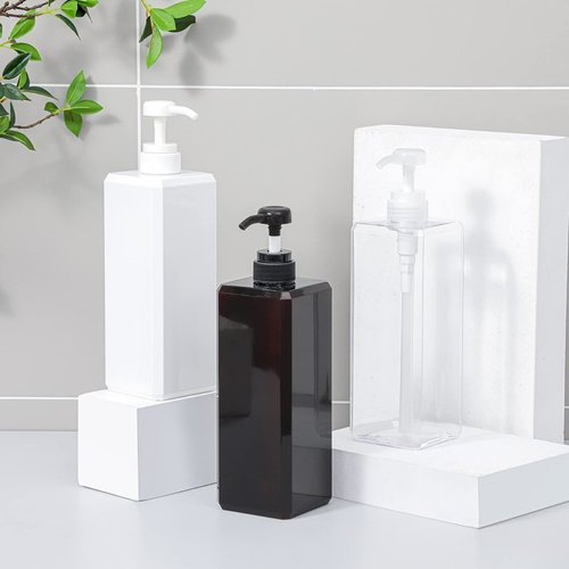 Pump Bottle, Refillable Plastic Empty Lotion Soap Dispenser Liquid Container for Bathroom Shampoo and Body Wash, 32oz/1l Clear 2 Pack