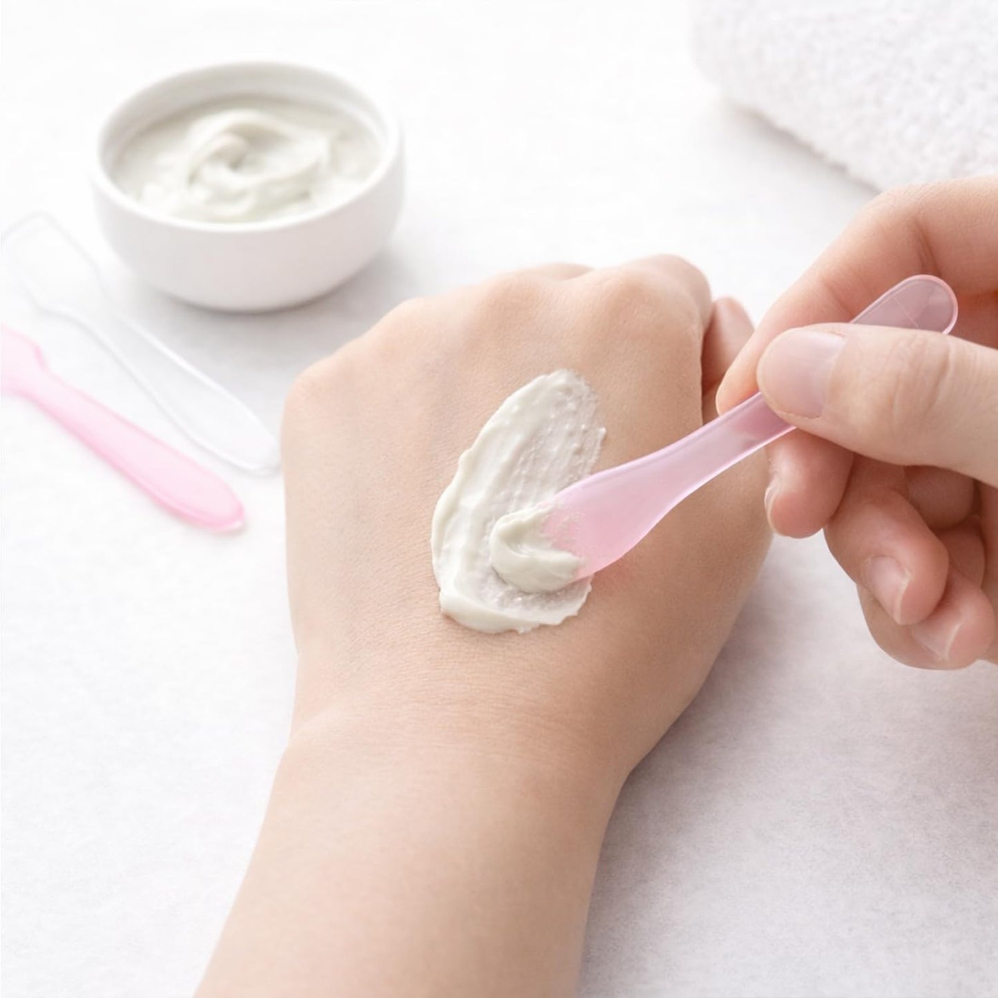 200 PCS Facial Mask Mixing Spatula Set Clear & Pink Plastic Cosmetic Spatulas Mini Face Mask Applicator Sticks for Skincare, DIY Beauty, Cream, Lotion, Makeup Mixing