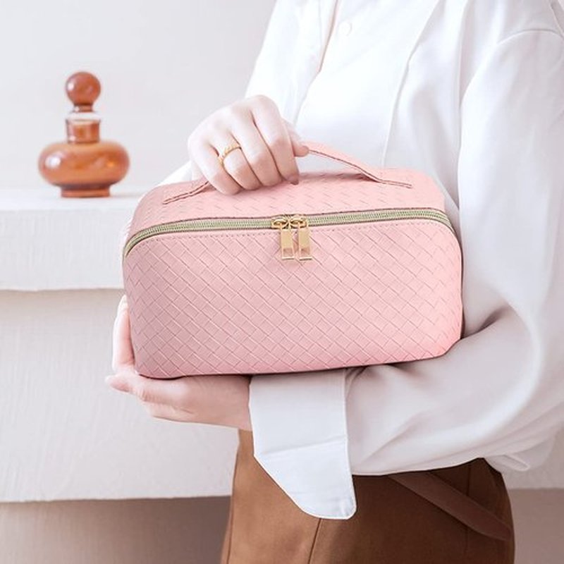 MINGRI Large Capacity Travel Cosmetic Bag for Women,Portable PU Leather Checkered Makeup Bag Water Resistant,Flat Open Multifunctional Storage Toiletry Bag with Divider and Handle (Woven-Pink)