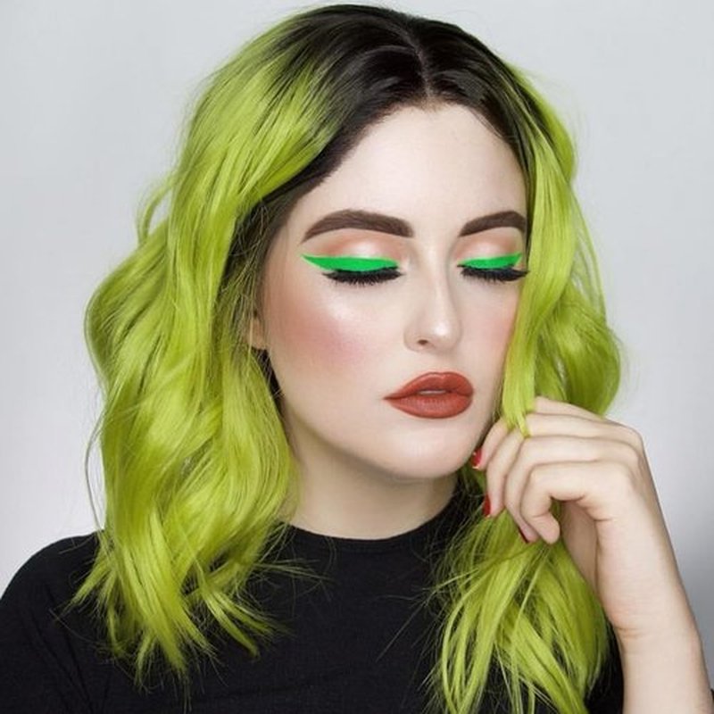 MAGQOO Green Wig for Women Green Wig Short Curly Wavy Hair Wig Dark Roots Two Tones Middle Part Synthetic Heat Resistant