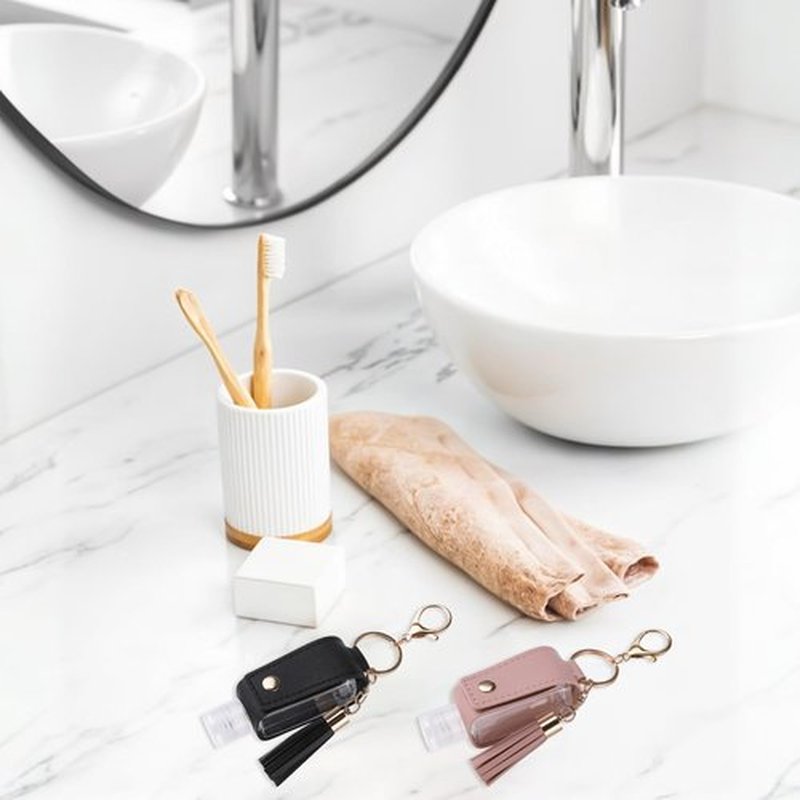 Molain 2 Pcs Hand Sanitizer Keychain 30ml Portable Leather Hand Sanitizer Holder Leakproof Empty Bottles Hand Sanitizer Travel Holder Bottle Refillable for Lotion Liquid Soap Shampoo(Pink,Black)
