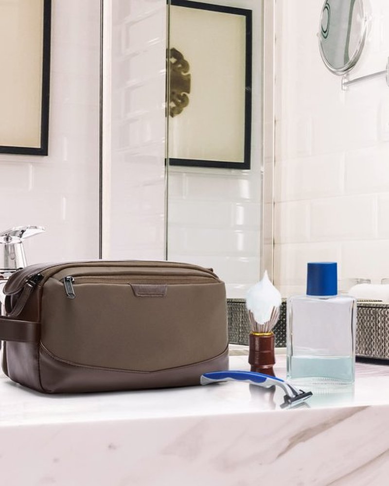 BAGSMART Toiletry Bag for Men, Large Travel Toiletry Organizer, Dopp Kit Water-resistant Shaving Bag for Toiletries Accessories - Brown