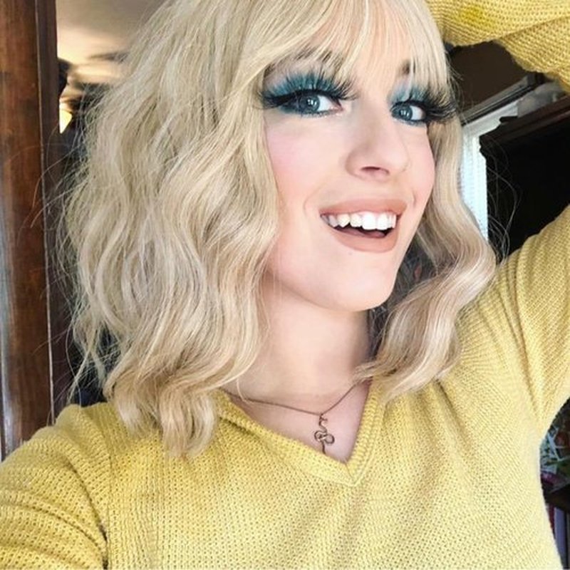 VCKOVCKO Natural Blonde Wigs With Air Bangs for Women Women's Shoulder Length Wigs Curly Wavy Synthetic blonde wig with bang Wigs Blonde Wig for White Women Girls Colorful Wigs(12", Mix Blonde)