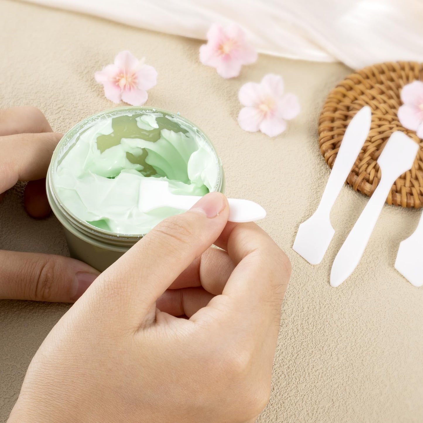 Pndeyo 100pcs Mini Plastic Makeup Spatula, Disposable Cosmetic Cream Spatulas Spoon, 3.2" Skincare Scoop Applicator Facial Massage Beauty Tools for Mixing and Sampling Face Eye Cream- White