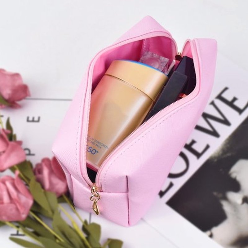 Elilier Travel Makeup Bag Girls, Personalized Initial Toiletry Bag w Zipper, Cute Makeup Pouch, PU Leather Waterproof Cosmetic Bag, Birthday Gift For Daughter, Preppy Things For Girls (Medium)