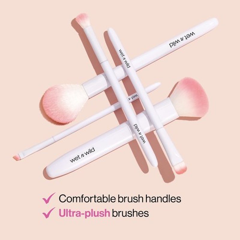 wet n wild Fan Brush, Blending Brush for Highlighter, Blush, & Peel Masks, Ergonomic Handle (Pack of 2)