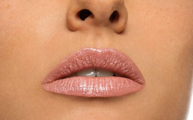 PUPA Milano Miss PUPA Milano Starlight Ultra-Shiny Lipstick - Semi-Transparent Color And Micro Pearls - Balmy Texture -Radiance - Blends Gently On Lips - 700 Charming Charlotte - 0.88 Oz