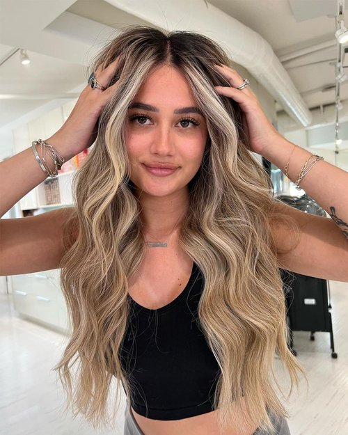 TOZIKA Long Ombre Blonde Wavy Wig for Women 26 Inch Curly Wavy Wig Middle Part Synthetic Wavy Wig Natural Looking Heat Resistant Fiber Wig for Daily Party Use