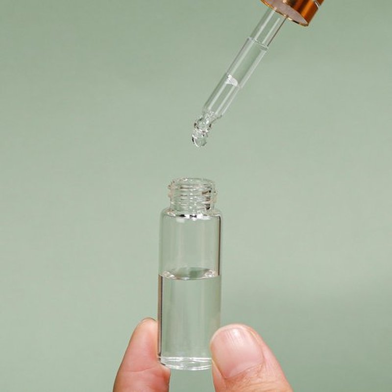 Comrzor 50 Pack 5ml Clear Glass Dropper Bottles with 2 Pcs Plastic Droppers, Mini Sample Dropper Bottles for Essential Oils Perfume Cosmetic Liquid, Empty Travel Sample Vials with Gold Cap