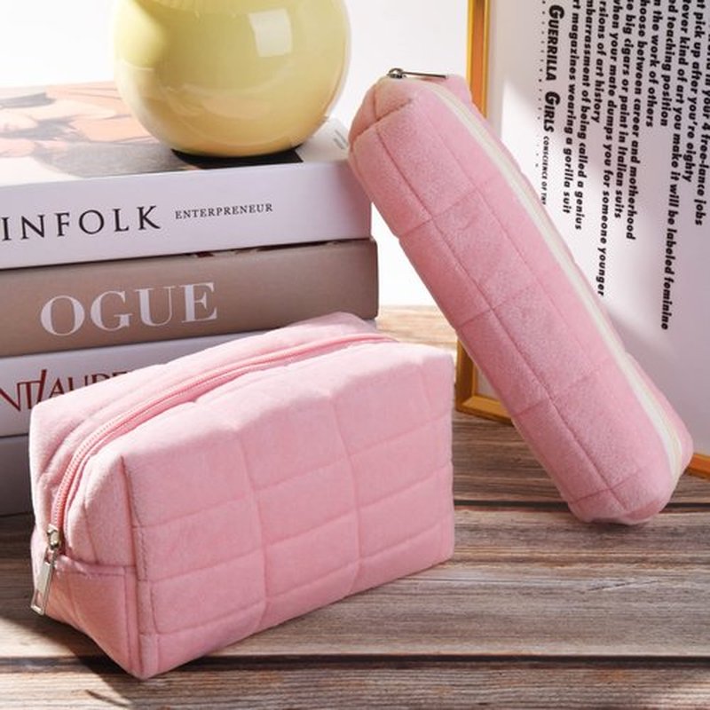 SOIDRAM Makeup Bag Checkered Cosmetic Bag Plush Pink Makeup Pouch 1Pcs Large Capacity Makeup Bags and 1Pcs Makeup Brushes Storage Bag Travel Toiletry Bag Organizer
